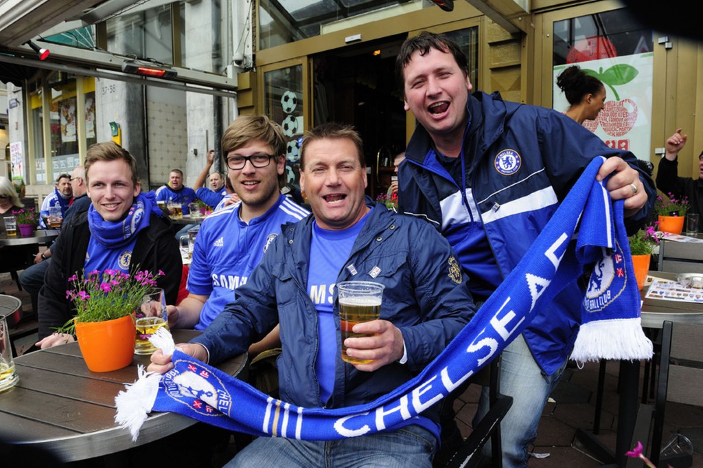Chelsea-fans-celebrating-amsterdam-europe-league-victory